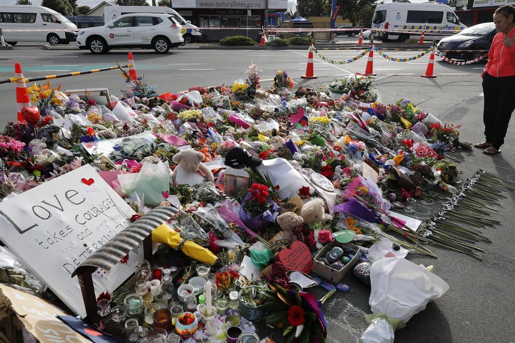 אנדרטה מאולתרת לזכר הקורבנות בפיגועים במסגדים בעיר קרייסטצ'רצ' בניו-זילנד. (AP Photo/Vincent Thian)