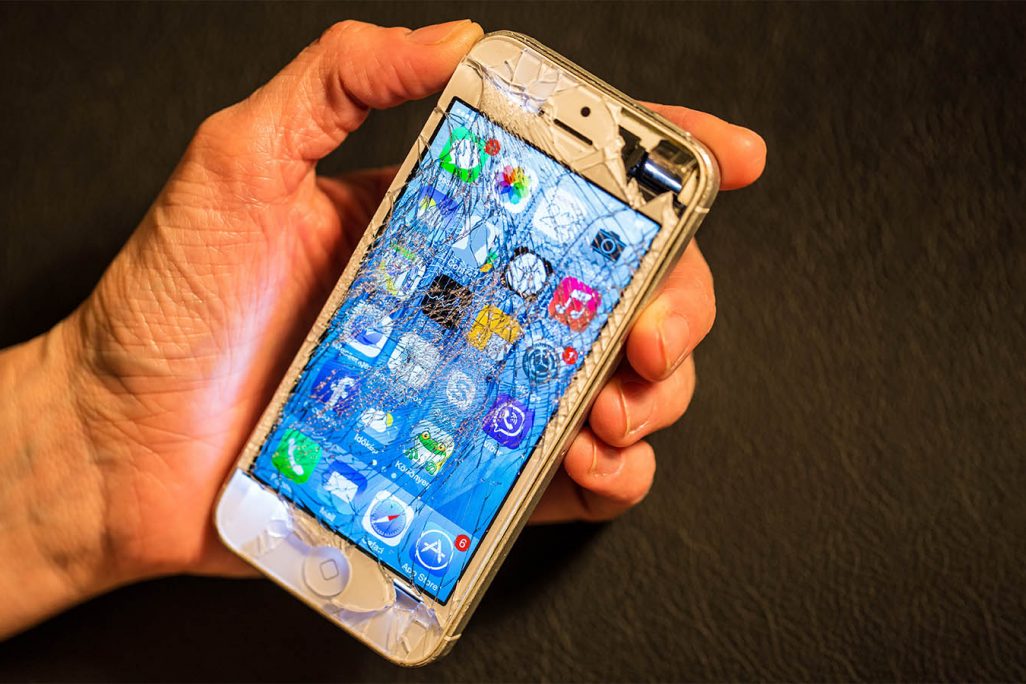 אייפון שבור (צילום אילוסטרציה: Martchan / Shutterstock.com)