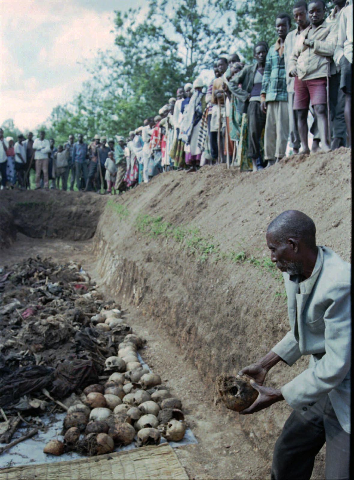 טקס קבורה ל-140 נרצחים ברצח העם ברואנדה בקבר אחים בכפר רואנדה. 9 במאי 1995 (AP Photo/Greg Marinovich)