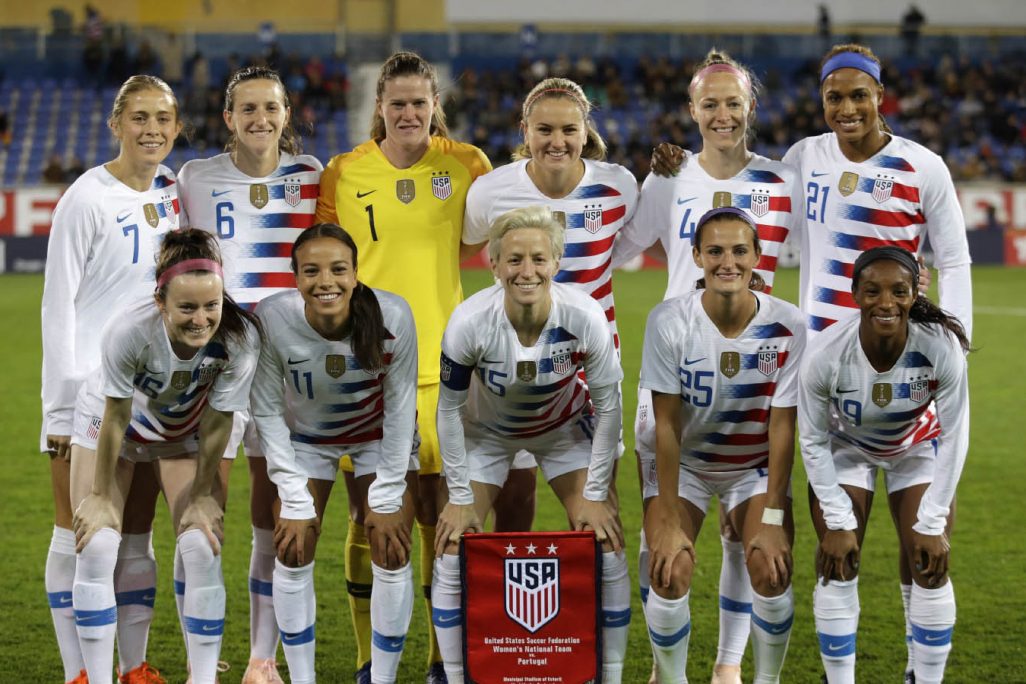 שחקניות נבחרת ארה"ב בכדורגל לנשים לפני שמחק מול נבחרת פורטוגל. 8 בנובמבר 2018 (AP Photo/Armando Franca)