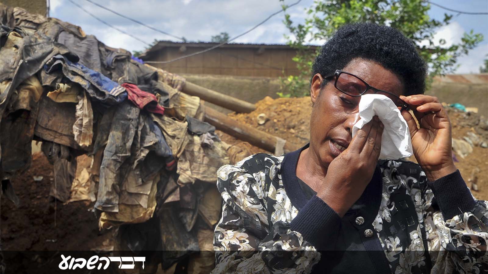 בגדים שהוצאו מקבר אחים שהתגלה לאחרונה ברואנדה (צילום: AP Photo/Eric Murinzi).