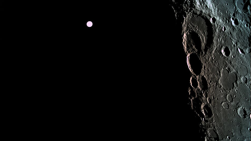 תמונות של הירח וכדור הארץ במרחק שצילמה החללית בראשית (קרדיט: יח&quot;צ)