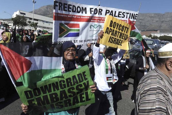מצעד מחאה לעבר הפרלמנט של דרום אפריקה בקייפטאון, במחאה על ירי צה"ל לעבר מפגינים פלסטיניים בהפגנות בגבול עזה, 15 במאי 2018 (AP Photo/Nasief Manie)