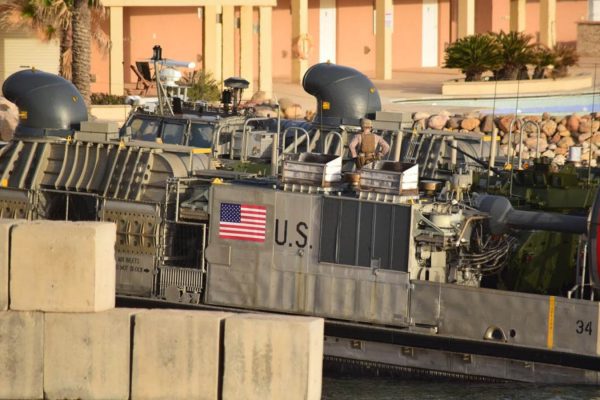 כוחות של צבא ארה"ב מתפנים מלוב. 7 באפריל 2019 (AP Photo/Mohammed Omar Aburas)