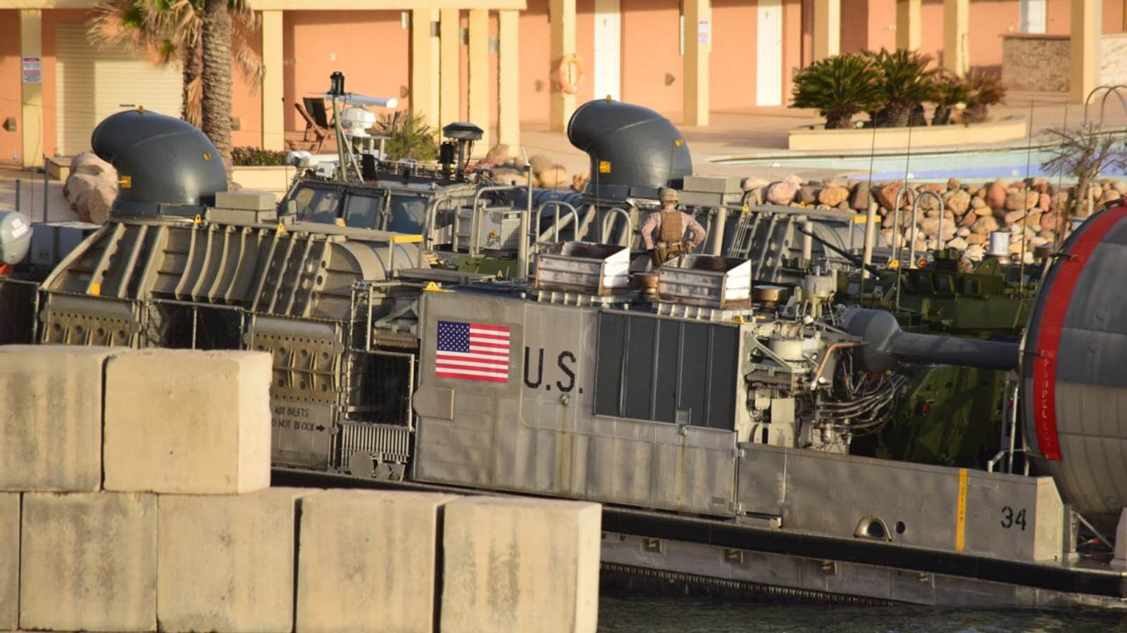 כוחות של צבא ארה&quot;ב מתפנים מלוב. 7 באפריל 2019 (AP Photo/Mohammed Omar Aburas)
