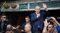 נתניהו בסיור בשוק מחנה יהודה ביום לפני הבחירות. 8 באפריל 2019 (צילום: יונתן זינדל/פלאש90)