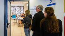 אזרחים מחכים בתור בקלפי בחיפה בבחירות לכנסת ה-21 (צילום: מאיר ועקנין/פלאש90)
