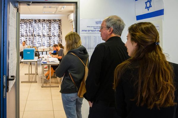 אזרחים מחכים בתור בקלפי בחיפה בבחירות לכנסת ה-21 (צילום: מאיר ועקנין/פלאש90)