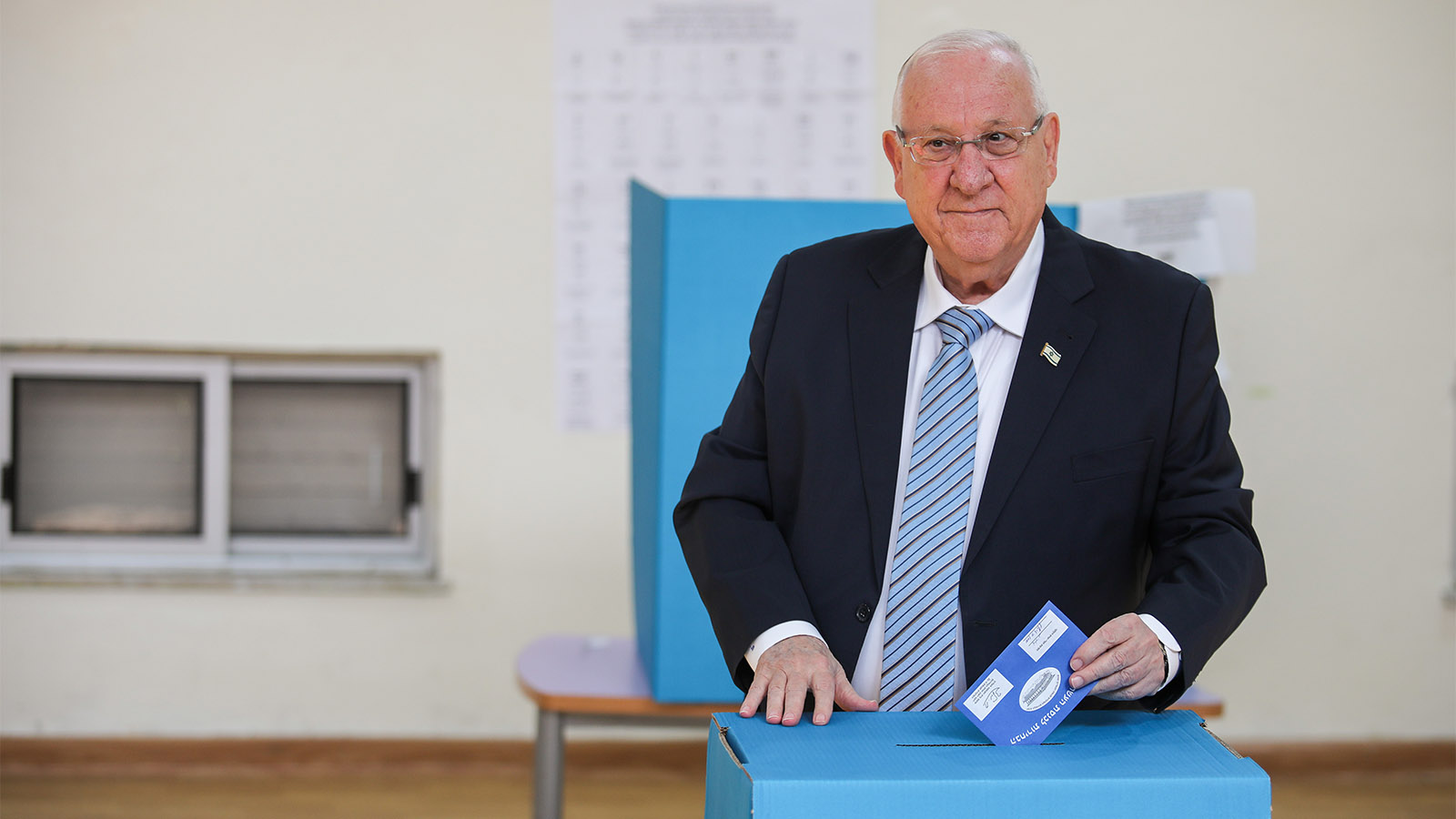 נשיא המדינה ריבלין מצביע בבחירות לכנסת ה-21. (צילום: הדס פרוש/פלאש90)