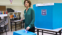 תמר זנדברג מצביעה בבחירות לכנסת ה-21 (צילום: נועם ריבקין פנטון/פלאש90)