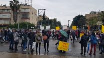 הפגנת העובדים הסוציאליים בתל אביב, אפריל 2019. (צילום: טל כרמון)