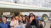 יו"ר איגוד העובדים הסוציאליים ענבל חרמוני בהפגנה בירושלים, אפריל 2019. (צילום: איגוד העובדים הסוציאליים)