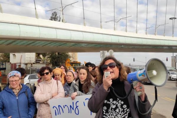 יו"ר איגוד העובדים הסוציאליים ענבל חרמוני בהפגנה בירושלים, אפריל 2019. (צילום: איגוד העובדים הסוציאליים)