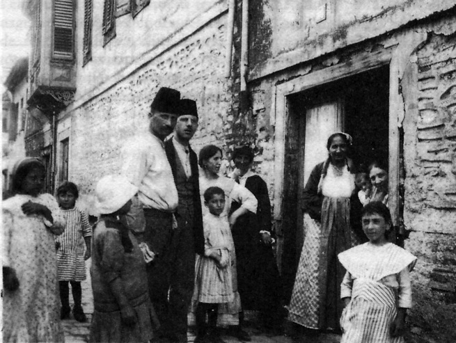 משפחה יהודית בסלונקי בשנת 1917 (מתוך ויקימדיה)