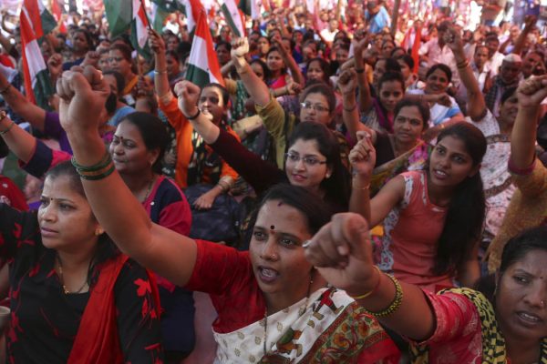 חברות איגוד מקצועי בהודו מפגינות בהפגנה במהלך שביתה כללית במדינה, 8 בינואר 2019 (AP Photo/Rafiq Maqbool)