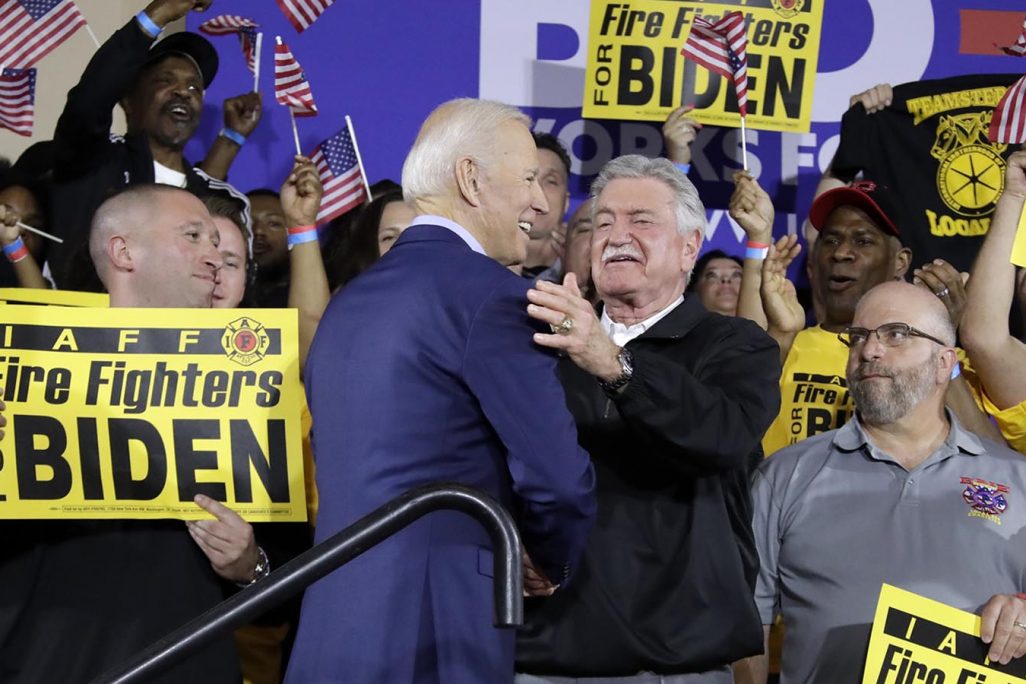 ג'ו ביידן, מתמודד לנשיאות ארה"ב, מתקבל באהדה על ידי נשיא האגודה של כבאים בעצרת פתיחת הקמפיין בפיטסבורג פנסליבניה. 29 באפריל 2019. (AP Photo/Gene J. Puskar)