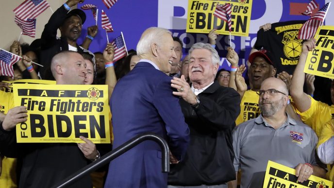 ג'ו ביידן, מתמודד לנשיאות ארה&quot;ב, מתקבל באהדה על ידי נשיא האגודה של כבאים בעצרת פתיחת הקמפיין בפיטסבורג פנסליבניה. 29 באפריל 2019. (AP Photo/Gene J. Puskar)