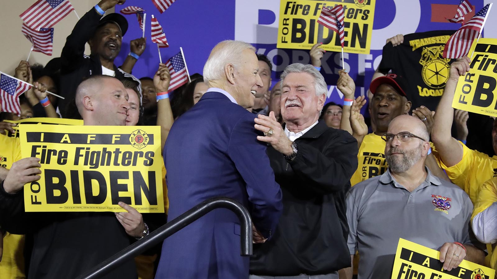 ג'ו ביידן, מתמודד לנשיאות ארה&quot;ב, מתקבל באהדה על ידי נשיא האגודה של כבאים בעצרת פתיחת הקמפיין בפיטסבורג. 29 באפריל 2019. (AP Photo/Gene J. Puskar)