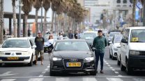 עומדים בצפירה ביום הזיכרון לשואה ולגבורה (צילום: תומר נויברג/פלאש90)