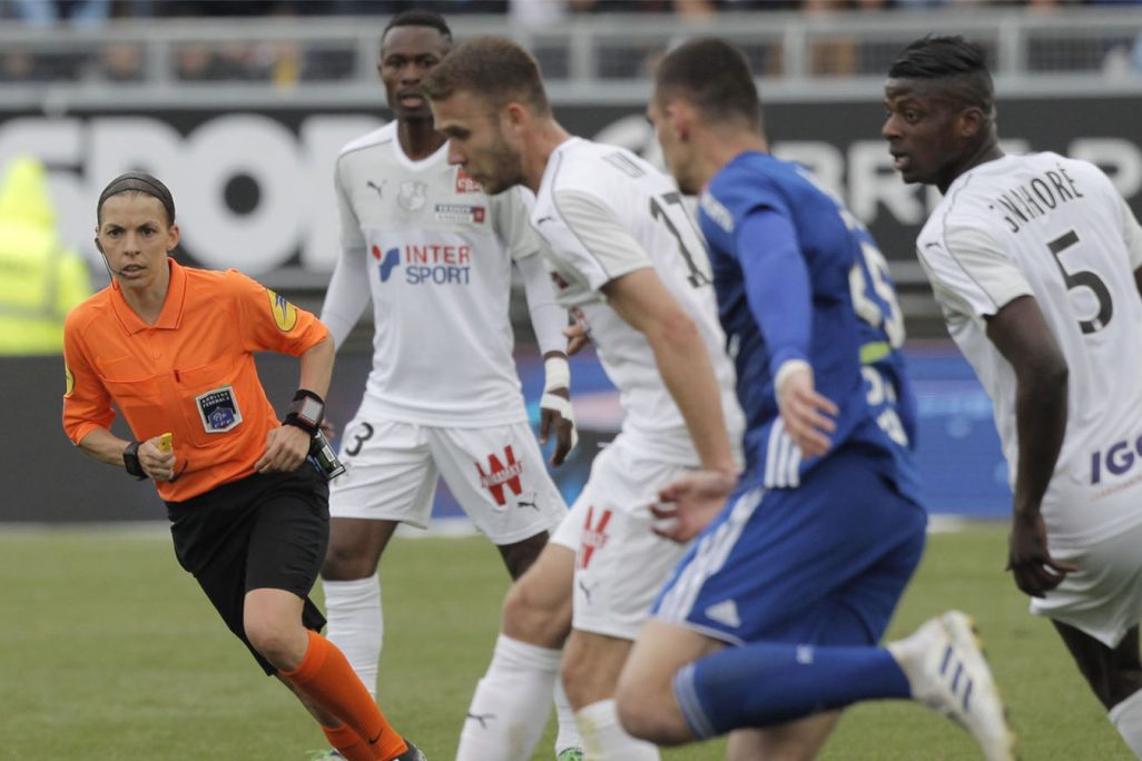 שופטת הכדורגל סטפני פרפרט במשחק ליגה 1 בצרפת בין שטרסבורג לאמיין (AP Photo/Michel Spingler)