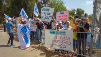 עשרות עובדי חרסה מוחים מול ביתו של מנכ"ל חמת 3 במאי 2019 (צילום: יונתן קירשנבאום)