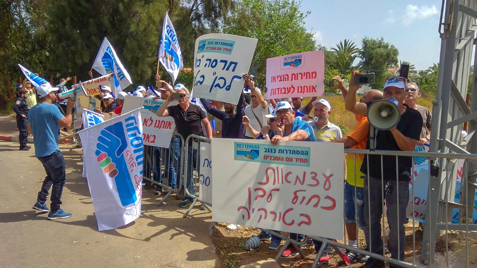 עשרות עובדי חרסה מוחים מול ביתו של מנכ&quot;ל חמת 3 במאי 2019 (צילום: יונתן קירשנבאום)