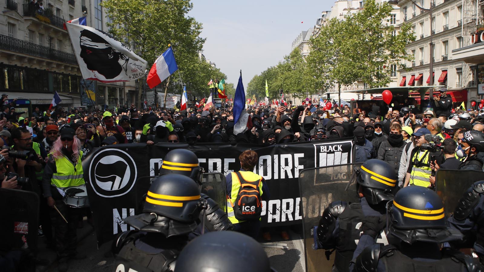 עימותים בין מפגינים לשוטרים במהלך צעדת אחד במאי בפריז (AP Photo/Francois Mori)