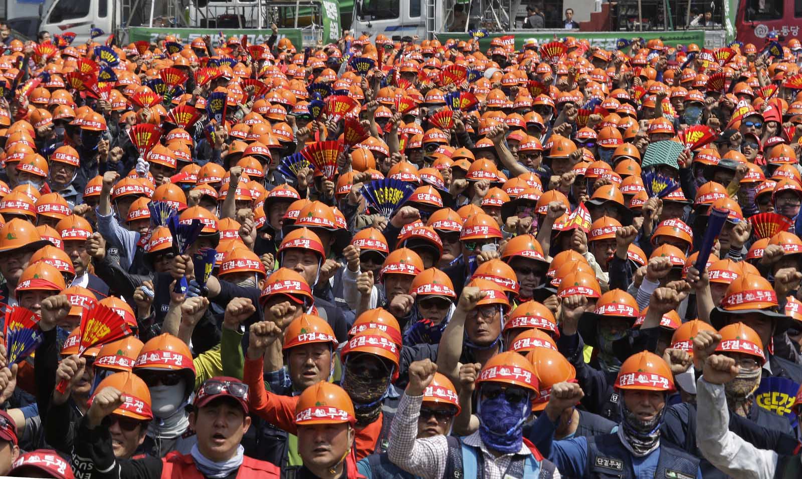 עובדים וחברי איגודים מקצועיים בצעדת אחד במאי בסיאול, דרום קוריאה(AP Photo/Ahn Young-joon)