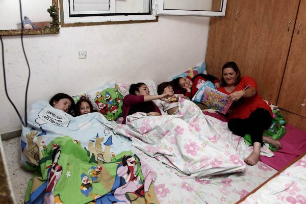 משפחה ישראלית במרחב המוגן באשקלון. ארכיון למצולמים אין קשר לכתבה (צילום: פלאש90)