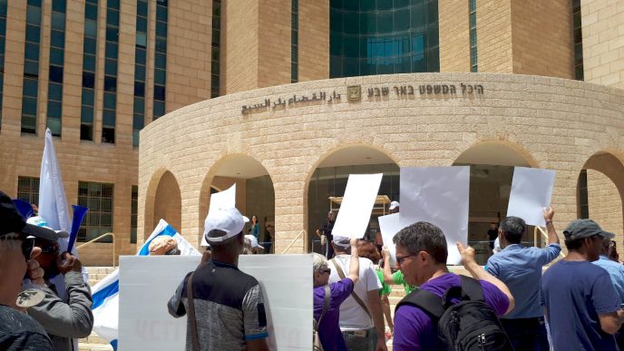 הפגנת עובדי חרסה בכניסה לבית המשפט בבאר שבע (צילום: רז רותם)