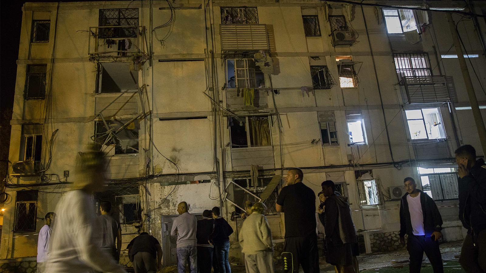 בניין שנפגע באשקלון בלילה, 4 במאי 2019 (AP Photo/Tsafrir Abayov)
