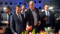 שר החקלאות אורי אריאל בסיור במכון וולקני עם ראש ממשלת רוסיה מדבדב 10 בנובמבר 2016 (צילום: פלאש90)
