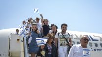 עולים חדשים בירידה מהמטוס (פלאש90)
