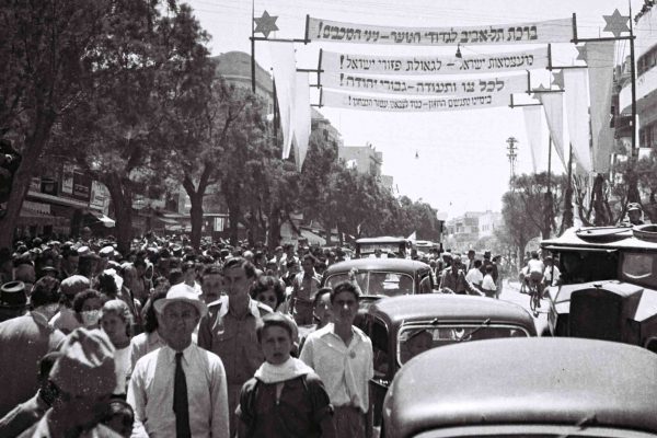 מצעד יום העצמאות הראשון בתל אביב 1949 (דוד אלדן / לע"מ)