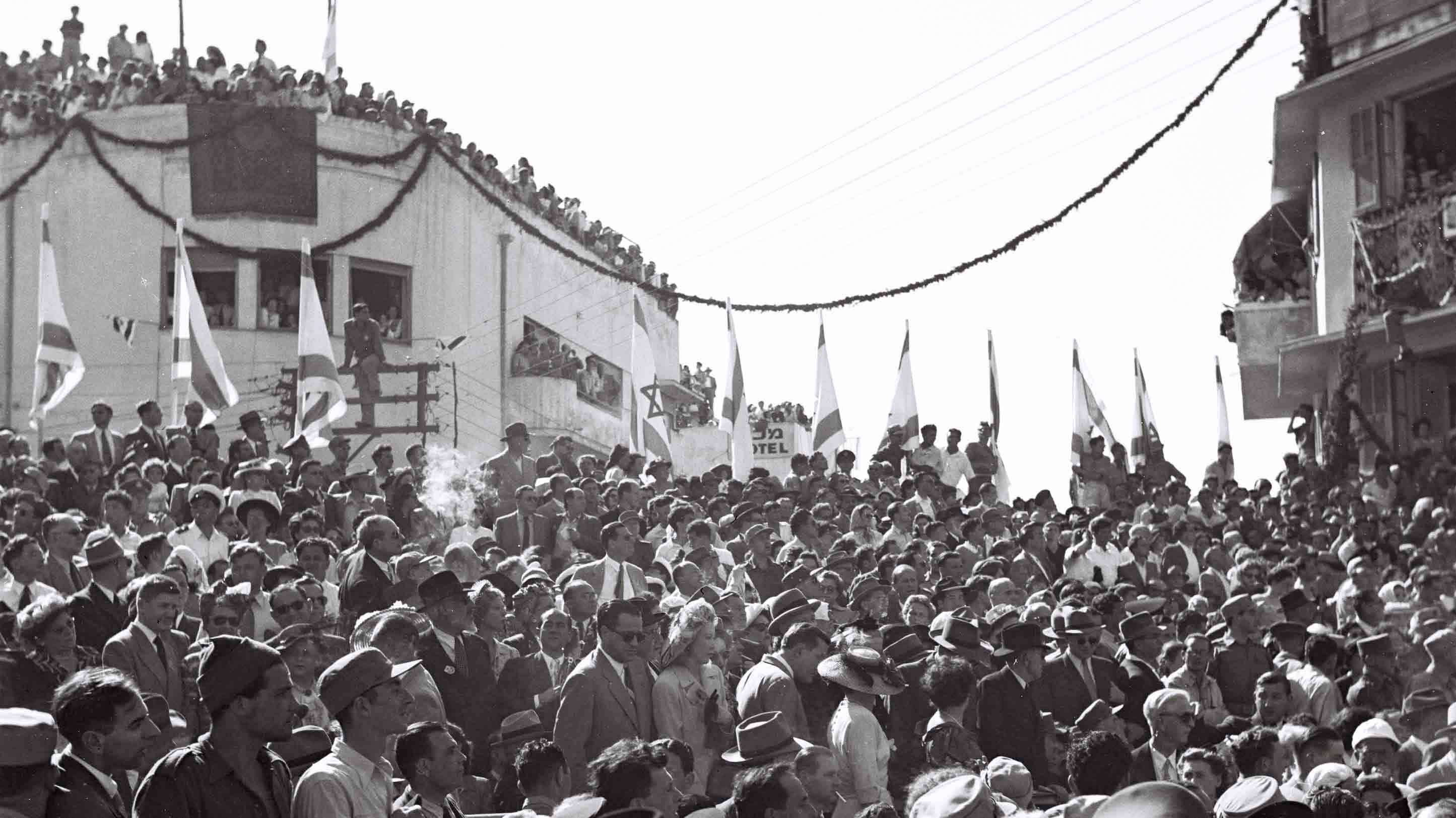 מצעד יום העצמאות הראשון בתל אביב 1949 (דוד אלדן / לע&quot;מ)