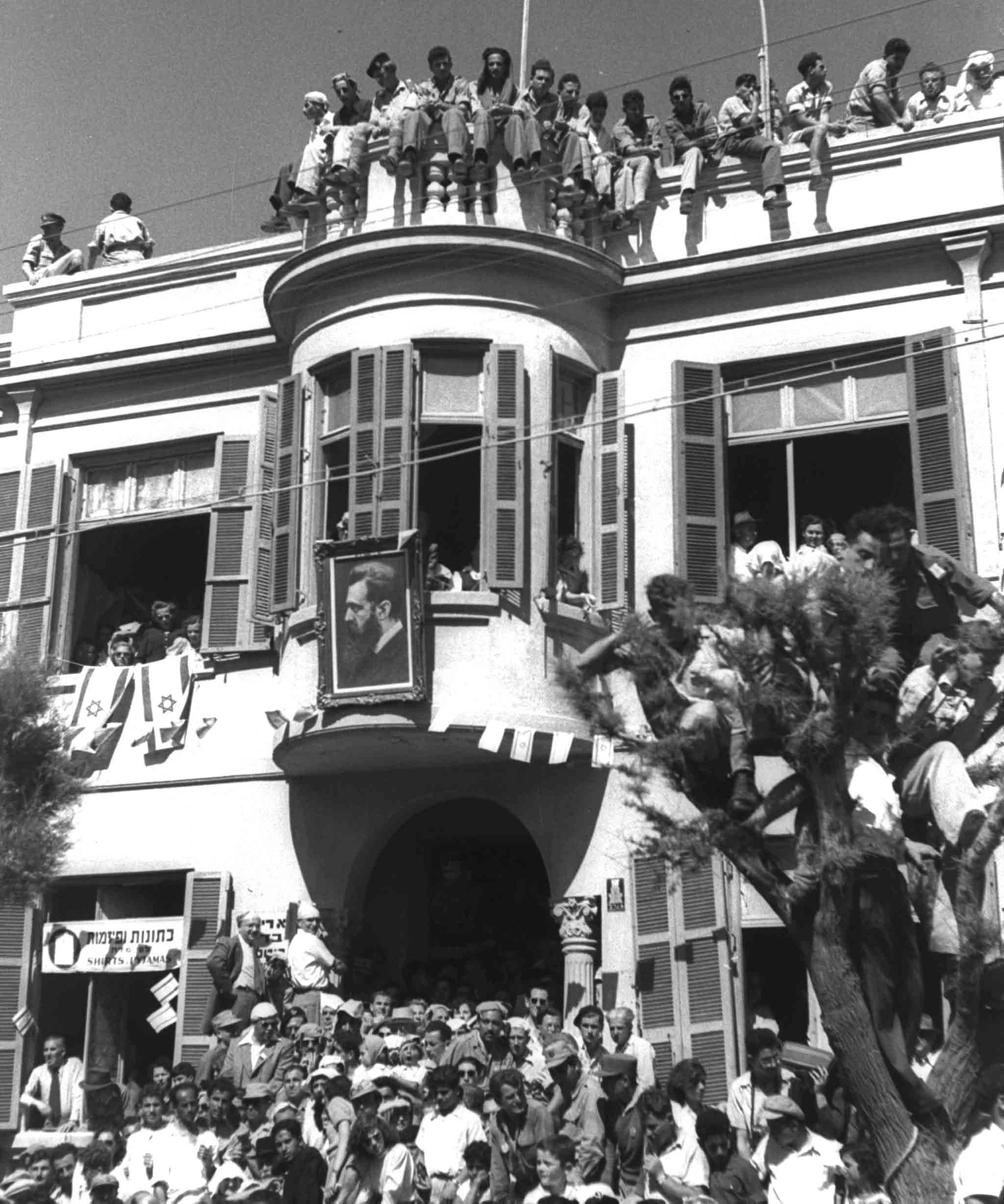 צופים במצעד יום העצמאות הראשון בתל אביב, 1949 (PINN HANS / לע&quot;מ)