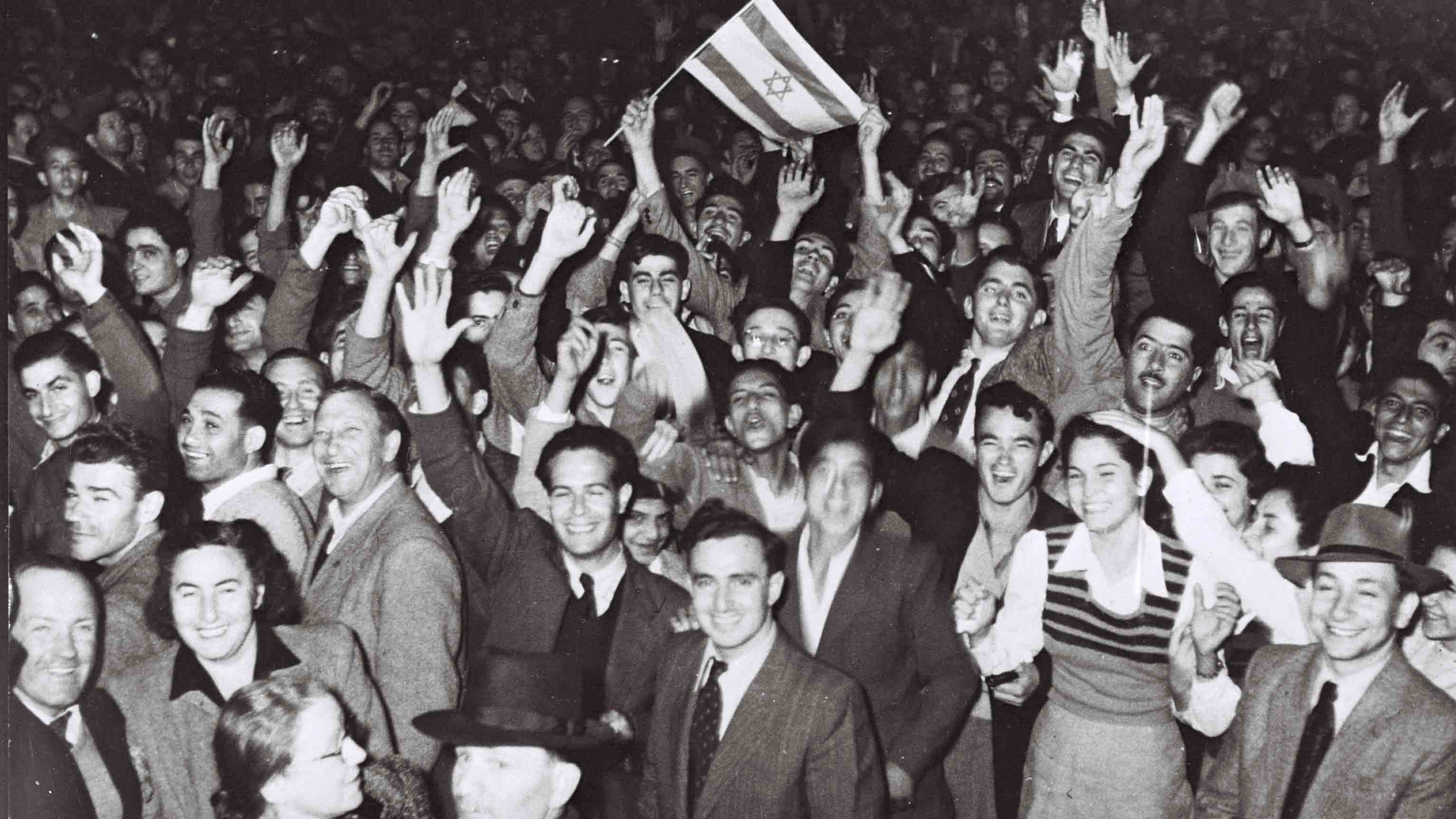 שמחת חוגגים ברחובות העיר תל אביב ליד קולנוע מוגרבי, כשהוכרז באו&quot;ם על כינונה של מדינת היהודים בארץ ישראל, כ&quot;ט בנובמבר 1947. (PINN HANS / לע&quot;מ)