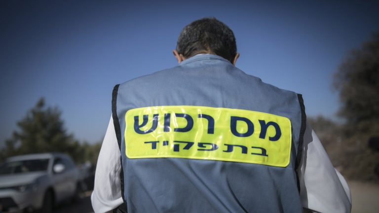 פקיד מס רכוש בזירת אירוע. "משתדלים להיות איפה שאפשר" (צילום: יונתן זינדל/פלאש90)