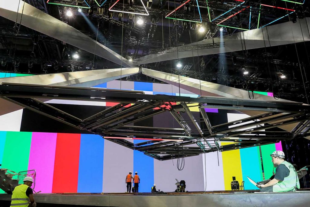 עובדים מקימים את בימת האירוויזיון בתל אביב, אפריל 2019. (צילום: פלאש 90)