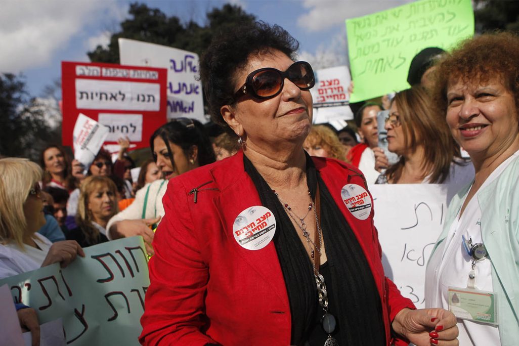 אילנה כהן, יו"ר הסתדרות האחיות בהפגנה במחאה על שכר האחיות מול משרד האוצר. ארכיון (צילום: מרים אלטשר/ פלאש 90)