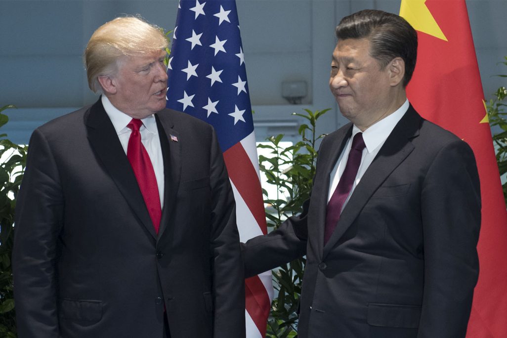 נשיא סין שי ג׳ינפינג עם נשיא ארה״ב דונלד טראמפ בועידת G20 בגרמניה. 8 ביולי 2017 (Saul Loeb/Pool Photo via AP)