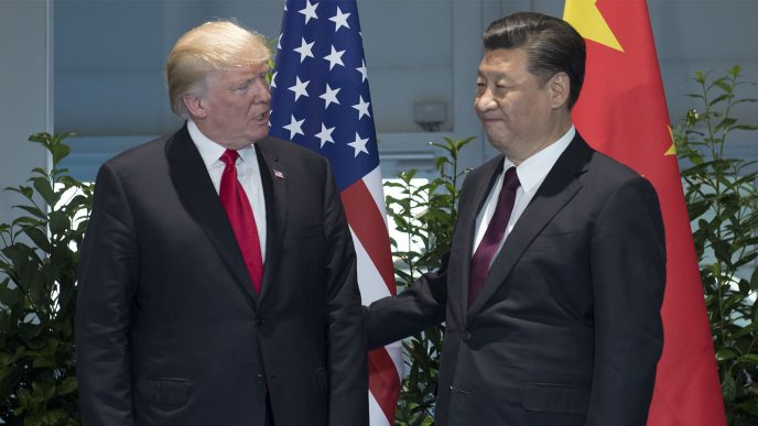 נשיא סין שי ג׳ינפינג עם נשיא ארה״ב דונלד טראמפ בועידת G20 בגרמניה. שני מנהיגים שניהלו את המגפה מזווית פוליטית. (Saul Loeb/Pool Photo via AP)