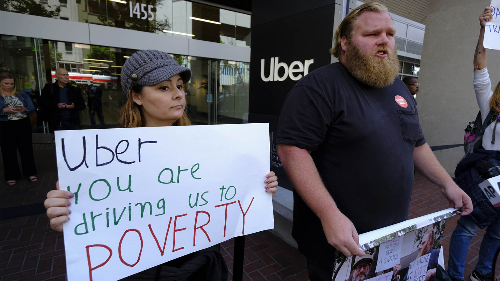 הפגנת נהגי אובר בסן פרנסיקו מול משרדי החברה במהלך שביתה שהכריזו הנהגים, 8 במאי 2019 (AP Photo/Eric Risberg)