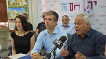 שר הכלכלה והתעשייה ובכירי המשרד במפגש הבוקר עם ראשי הערים ירוחם ודימונה (קרדיט: דוברות משרד הכלכלה)