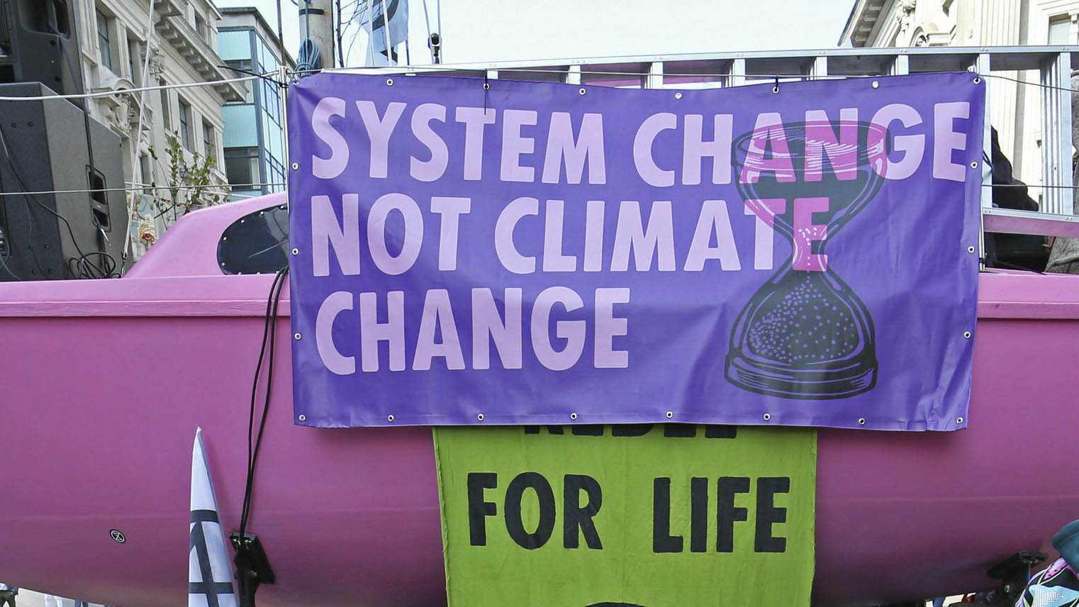 שלט בהפגנה במחאה על משבר האקלים בלונדון. 19 באפריל 2019 (Jonathan Brady/PA via AP)
