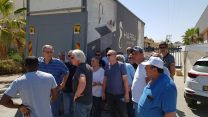 עובדי חרסה מונעים כניסת משאית למפעל. 14 במאי 2019 (קרדיט: יקיר אוקנין)