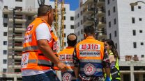 זירת תאונת העבודה הקשה באזור התעשייה ברחוב ז'בוטינסקי ביבנה (צילום: פלאש90)
