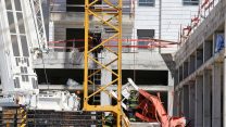 זירת תאונת העבודה באזור התעשייה ברחוב ז'בוטינסקי ביבנה, בה נהרגו ארבעה עובדים מקריסת מנוף, 19 במאי 2019 (צילום: פלאש90)