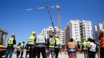 זירת תאונת העבודה הקשה באזור התעשייה ברחוב ז'בוטינסקי ביבנה (צילום: פלאש90)
