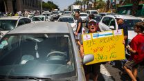 הגמלאים חוסמים את צומת עזריאלי במהלך הפגנת גמלאים מול קרית הממשלה בת"א כנגד הקיצוץ בקרנות הפנסיה הוותיקות, 21 במאי 2019 (צילום: פלאש90)